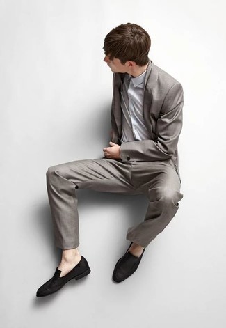 Welche Slipper mit dunkelgrauen Businesshemdes zu tragen – 160 Herren Outfits warm Wetter: Kombinieren Sie ein dunkelgraues Businesshemd mit einem grauen Anzug für einen stilvollen, eleganten Look. Fühlen Sie sich ideenreich? Ergänzen Sie Ihr Outfit mit Slippern.