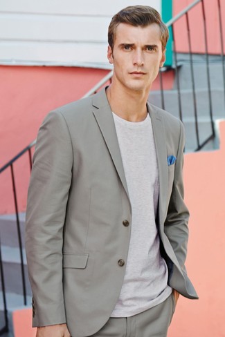 grauer Anzug, graues T-Shirt mit einem Rundhalsausschnitt, blaues Einstecktuch für Herren