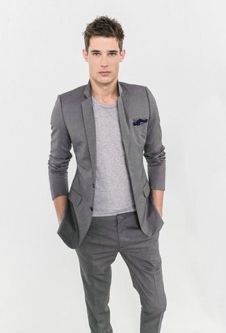 30 Jährige: Grauen Anzug kombinieren – 1200+ Herren Outfits: Tragen Sie einen grauen Anzug und ein graues T-Shirt mit einem Rundhalsausschnitt, wenn Sie einen gepflegten und stylischen Look wollen.
