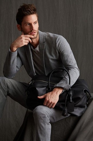 Schwarze Leder Reisetasche kombinieren – 60 Smart-Casual Herren Outfits: Kombinieren Sie einen grauen Anzug mit einer schwarzen Leder Reisetasche für ein bequemes Outfit, das außerdem gut zusammen passt.