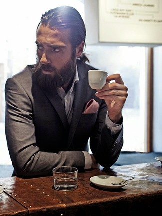 Dunkelgraues Businesshemd kombinieren – 503+ Herren Outfits: Kombinieren Sie ein dunkelgraues Businesshemd mit einem grauen Anzug für einen stilvollen, eleganten Look.