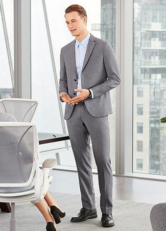 Welche Derby Schuhe mit grauen Anzuges zu tragen – 249 Elegante Herren Outfits: Erwägen Sie das Tragen von einem grauen Anzug und einem hellblauen Businesshemd für eine klassischen und verfeinerte Silhouette. Fühlen Sie sich ideenreich? Komplettieren Sie Ihr Outfit mit Derby Schuhen.