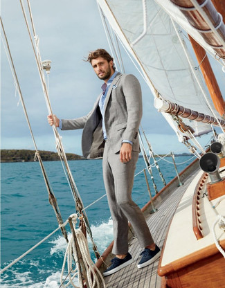 Wie Langarmhemd mit Leinenschuhe zu kombinieren – 39 Herren Outfits: Etwas Einfaches wie die Wahl von einem Langarmhemd und einem grauen Anzug kann Sie von der Menge abheben. Leinenschuhe leihen Originalität zu einem klassischen Look.