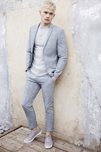 Graues Polohemd kombinieren – 243 Herren Outfits: Kombinieren Sie ein graues Polohemd mit einem grauen Anzug mit Karomuster, um einen modischen Freizeitlook zu kreieren. Wählen Sie die legere Option mit grauen Leder niedrigen Sneakers.