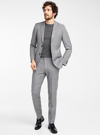 30 Jährige: Welche Derby Schuhe mit grauen Anzuges zu tragen – 23 Smart-Casual Herren Outfits: Entscheiden Sie sich für einen grauen Anzug und einen grauen Pullover mit einem Rundhalsausschnitt für Ihren Bürojob. Derby Schuhe sind eine perfekte Wahl, um dieses Outfit zu vervollständigen.