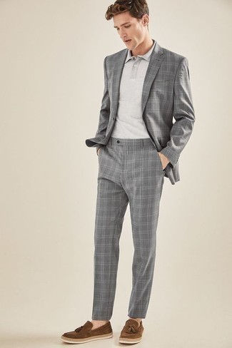 Welche Slipper mit Quasten mit grauen Polohemdes zu tragen – 18 Herren Outfits: Kombinieren Sie ein graues Polohemd mit einem grauen Anzug mit Schottenmuster, um einen eleganten, aber nicht zu festlichen Look zu kreieren. Schalten Sie Ihren Kleidungsbestienmodus an und machen Slipper mit Quasten zu Ihrer Schuhwerkwahl.