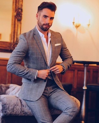 20 Jährige: Einstecktuch kombinieren – 500+ Sommer Herren Outfits: Tragen Sie einen grauen Anzug mit Schottenmuster und ein Einstecktuch für einen bequemen Alltags-Look. Dieser Look eignet sich hervorragend für den Sommer.