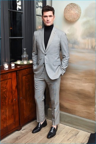 Welche Slipper mit grauen Anzuges zu tragen – 639+ Herren Outfits: Kombinieren Sie einen grauen Anzug mit einem schwarzen Rollkragenpullover, um vor Klasse und Perfektion zu strotzen. Slipper sind eine ideale Wahl, um dieses Outfit zu vervollständigen.