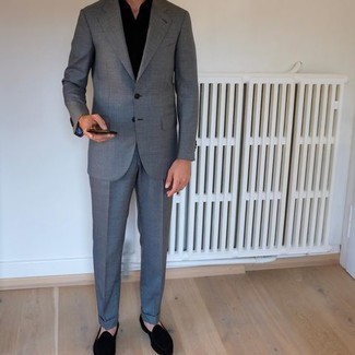 Wie schwarzes Polohemd mit grauen Anzuges zu kombinieren – 7 Sommer Herren Outfits: Tragen Sie einen grauen Anzug und ein schwarzes Polohemd für Ihren Bürojob. Fühlen Sie sich ideenreich? Ergänzen Sie Ihr Outfit mit schwarzen Samt Slippern. Was für eine geniale Sommer-Look Idee!