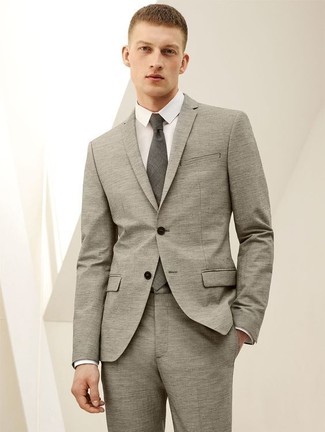 30 Jährige: Graue Krawatte kombinieren – 273 Elegante Sommer Herren Outfits: Entscheiden Sie sich für einen grauen Anzug und eine graue Krawatte, um vor Klasse und Perfektion zu strotzen. Schon mal so einen coolen Sommer-Outfit gesehen?