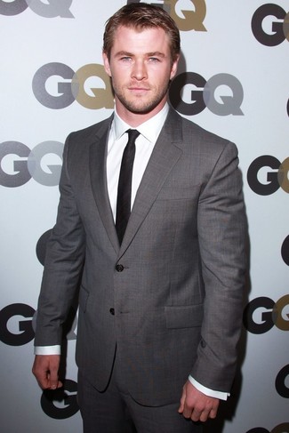 Chris Hemsworth trägt grauer Anzug, weißes Businesshemd, schwarze Krawatte