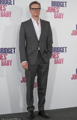 Colin Firth trägt grauer Anzug, weißes Langarmhemd, schwarze Leder Oxford Schuhe