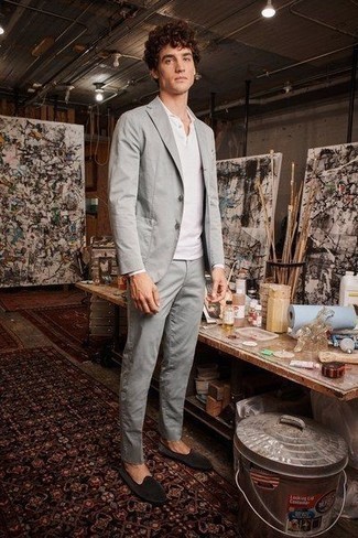30 Jährige: Graue Wildleder Slipper kombinieren – 120 Herren Outfits: Kombinieren Sie einen grauen Anzug mit einem weißen Langarmshirt mit einer Knopfleiste, um einen modischen Freizeitlook zu kreieren. Fügen Sie grauen Wildleder Slipper für ein unmittelbares Style-Upgrade zu Ihrem Look hinzu.