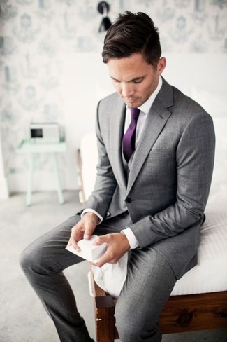 Violette Krawatte kombinieren – 412 Herren Outfits: Kombinieren Sie einen grauen Dreiteiler mit einer violetten Krawatte, um vor Klasse und Perfektion zu strotzen.