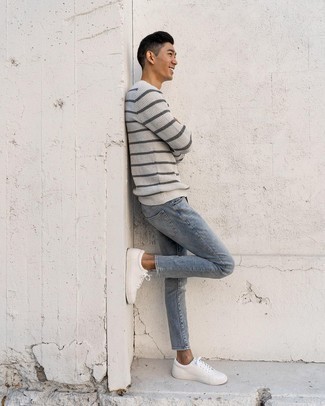 grauer horizontal gestreifter Pullover mit einem Rundhalsausschnitt, hellblaue Jeans, weiße Leder niedrige Sneakers für Herren