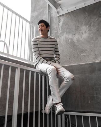 30 Jährige: Grauen Pullover kombinieren – 135 Lässige Herren Outfits warm Wetter: Ein grauer Pullover und weiße Jeans mit Destroyed-Effekten sind eine perfekte Wochenend-Kombination. Fühlen Sie sich ideenreich? Komplettieren Sie Ihr Outfit mit weißen Segeltuch niedrigen Sneakers.