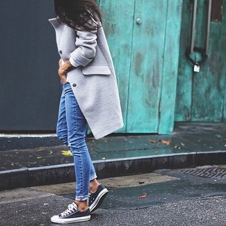 Dunkelblaue Segeltuch niedrige Sneakers kombinieren – 8 Damen Outfits: Ein grauer Mantel und blaue enge Jeans mit Destroyed-Effekten sind absolut Casual-Must-Haves und können mit einer Vielzahl von Stücken kombiniert werden, um einen aufregenden, lockeren Look zu erzielen. Dunkelblaue Segeltuch niedrige Sneakers leihen Originalität zu einem klassischen Look.