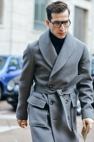 30 Jährige: Blauen Rollkragenpullover kombinieren – 241 Herren Outfits kühl Wetter: Erwägen Sie das Tragen von einem blauen Rollkragenpullover und einem grauen Mantel für einen für die Arbeit geeigneten Look.