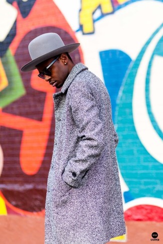 Dunkelgrauen Hut kombinieren – 295 Herren Outfits: Für ein bequemes Couch-Outfit, tragen Sie einen grauen Mantel und einen dunkelgrauen Hut.