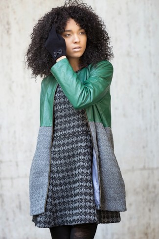 Dunkelgrauen Mantel kombinieren – 500+ Damen Outfits kalt Wetter: Machen Sie sich mit einem dunkelgrauen Mantel und einem grauen Skaterkleid mit Argyle-Muster einen legeren, mühelosen Stil zu Nutze.
