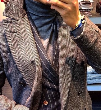 grauer Mantel mit Fischgrätenmuster, dunkelgraues vertikal gestreiftes Zweireiher-Sakko, grauer Rollkragenpullover für Herren