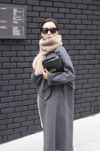 30 Jährige: Hellbeige Pelzschal kombinieren – 1 Elegante Damen Outfits kühl Wetter: Probieren Sie diese Kombination aus einem grauen Mantel und einem hellbeige Pelzschal, um einen legeren Look zu schaffen.