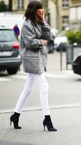 Weiße Jeans kombinieren – 571+ Damen Outfits: Diese Kombination aus einem grauen Mantel und weißen Jeans ist eine gute Option für einen lässigen Look. Dieses Outfit passt hervorragend zusammen mit schwarzen Schnürstiefeletten aus Wildleder.
