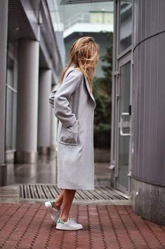 Leder Turnschuhe kombinieren – 500+ Damen Outfits: Wahlen Sie einen grauen Mantel, wenn Sie einen klassischen und zeitgenössischen Look wollen. Fühlen Sie sich ideenreich? Komplettieren Sie Ihr Outfit mit Leder Turnschuhen.