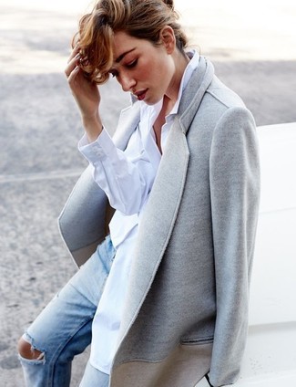 grauer Mantel, weißes Businesshemd, hellblaue Boyfriend Jeans mit Destroyed-Effekten für Damen