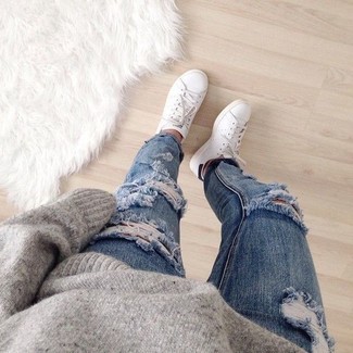 Grauen Oversize Pullover kombinieren – 223 Damen Outfits: Probieren Sie die Paarung aus einem grauen Oversize Pullover und blauen engen Jeans mit Destroyed-Effekten, um einen hübschen lässigen Alltags-Look zu zaubern. Weiße Leder niedrige Sneakers sind eine perfekte Wahl, um dieses Outfit zu vervollständigen.