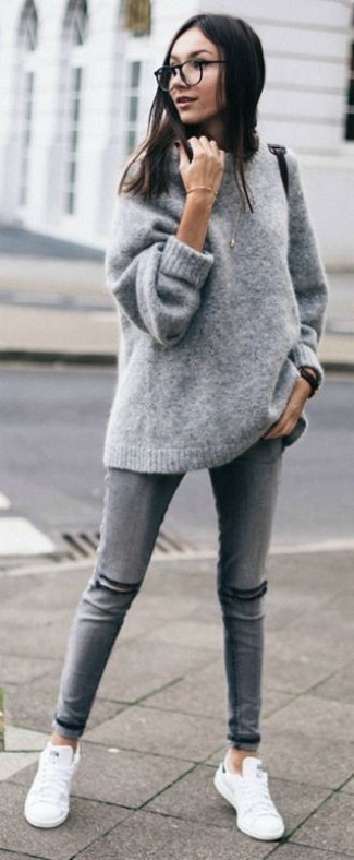 Grauen Oversize Pullover kombinieren – 223 Damen Outfits: Wenn Sie einen Freizeit-Look zaubern möchten, macht die Paarung aus einem grauen Oversize Pullover und grauen engen Jeans mit Destroyed-Effekten Sinn. Weiße niedrige Sneakers sind eine ideale Wahl, um dieses Outfit zu vervollständigen.