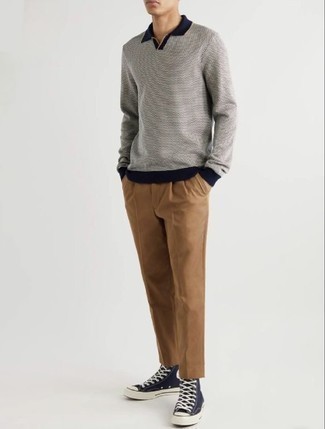 20 Jährige: Polo Pullover kombinieren – 78 Smart-Casual Herren Outfits: Kombinieren Sie einen Polo Pullover mit einer beige Chinohose, um einen modischen Freizeitlook zu kreieren. Dunkelblaue und weiße hohe Sneakers aus Segeltuch leihen Originalität zu einem klassischen Look.