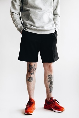 grauer Pullover mit einem Kapuze von Nike