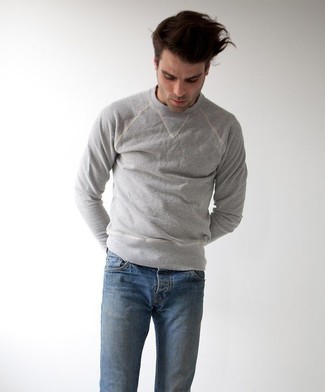 30 Jährige: Dunkelgrauen Pullover mit einem Rundhalsausschnitt kombinieren – 252 Casual Herren Outfits warm Wetter: Kombinieren Sie einen dunkelgrauen Pullover mit einem Rundhalsausschnitt mit blauen Jeans für ein großartiges Wochenend-Outfit.