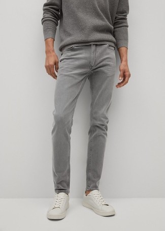 grauer Pullover mit einem Rundhalsausschnitt, graue Jeans, weiße Segeltuch niedrige Sneakers für Herren