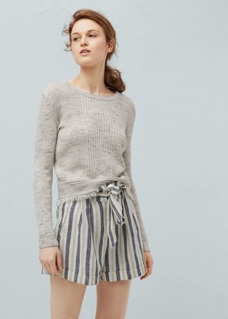 Leinen Shorts kombinieren – 15 Damen Outfits: Um einen frischen, entspannten Look zu erzeugen, sind ein grauer Pullover mit einem Rundhalsausschnitt und Leinen Shorts ganz perfekt geeignet.