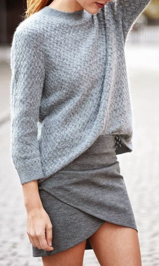 Grauen Pullover mit einem Rundhalsausschnitt kombinieren – 499 Damen Outfits: Um einen schlichten aber mühelosen Alltags-Look zu kreieren, probieren Sie die Kombination aus einem grauen Pullover mit einem Rundhalsausschnitt und einem grauen Minirock.