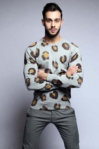 grauer Pullover mit einem Rundhalsausschnitt mit Leopardenmuster, graue Wollanzughose für Herren