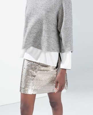 Paillettenrock kombinieren – 73 Damen Outfits: Ein grauer Pullover mit einem Rundhalsausschnitt und ein Paillettenrock sind perfekt geeignet, um ein modernes, lockeres Outfit zu zaubern.