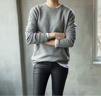 Langarmshirt kombinieren – 793+ Damen Outfits: Um ein lockeres Outfit zu schaffen, probieren Sie die Kombination aus einem Langarmshirt und einer schwarzen enger Hose aus Leder.