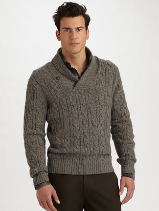 grauer Pullover mit einem Schalkragen von R-NEAL