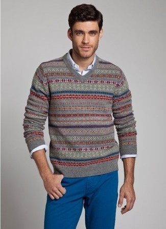 Dunkelgrauen Pullover mit einem V-Ausschnitt kombinieren – 99 Herbst Herren Outfits: Kombinieren Sie einen dunkelgrauen Pullover mit einem V-Ausschnitt mit einer blauen Chinohose für ein großartiges Wochenend-Outfit. Ein schöner Übergangs-Look.