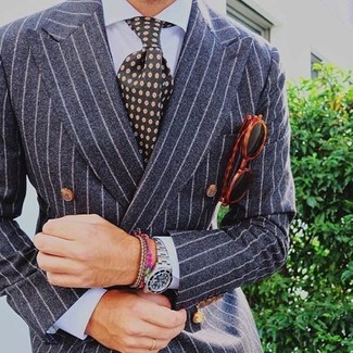 Dunkelgrüne bedruckte Krawatte kombinieren – 159 Elegante Herren Outfits: Geben Sie den bestmöglichen Look ab in einem grauen vertikal gestreiften Anzug und einer dunkelgrünen bedruckten Krawatte.