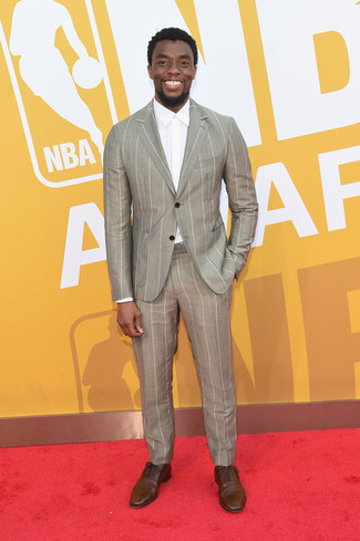 Chadwick Boseman trägt grauer vertikal gestreifter Anzug, weißes Businesshemd, braune Leder Oxford Schuhe