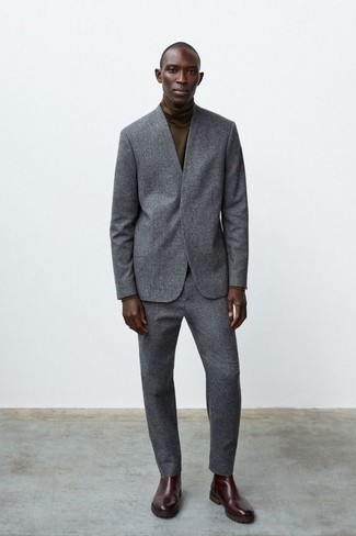 Elegante Outfits Herren 2022: Entscheiden Sie sich für einen klassischen Stil in einem grauen Wollanzug und einem braunen Rollkragenpullover. Vervollständigen Sie Ihr Look mit dunkelroten Chelsea Boots aus Leder.