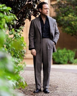 40 Jährige: Business Schuhe kombinieren – 500+ Herren Outfits: Kombinieren Sie einen grauen Wollanzug mit einem dunkelblauen Businesshemd für eine klassischen und verfeinerte Silhouette. Vervollständigen Sie Ihr Look mit Business Schuhen.