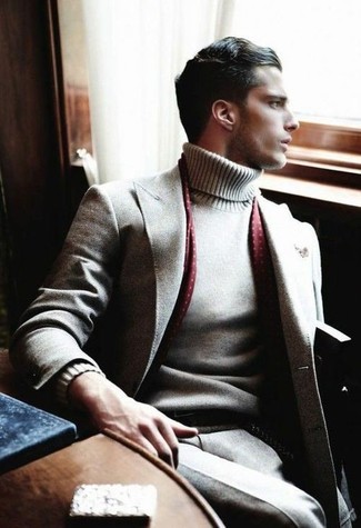 30 Jährige: Roten Schal kombinieren – 111 Herbst Herren Outfits: Tragen Sie einen grauen Wollanzug und einen roten Schal, um einen lockeren, aber dennoch stylischen Look zu erhalten. Mehr braucht ein Herbst-Look nicht!