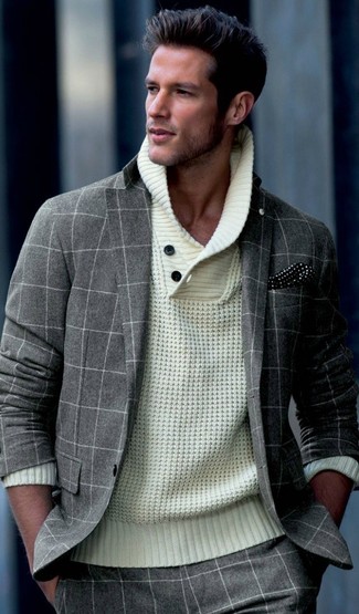 Beige Pullover mit einem Schalkragen kombinieren – 20 Herren Outfits: Entscheiden Sie sich für einen beige Pullover mit einem Schalkragen und einen grauen Wollanzug mit Karomuster, um vor Klasse und Perfektion zu strotzen.