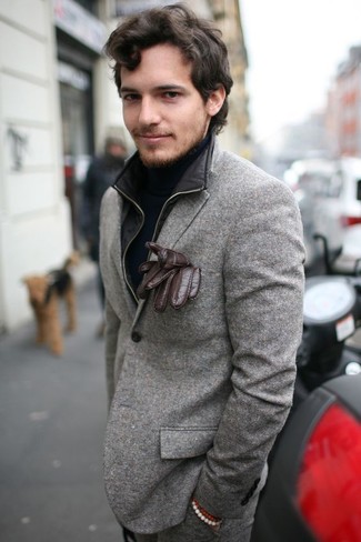 30 Jährige: Braune Lederhandschuhe kombinieren – 111 Herren Outfits warm Wetter: Kombinieren Sie einen grauen Wollanzug mit braunen Lederhandschuhen für einen bequemen Alltags-Look.