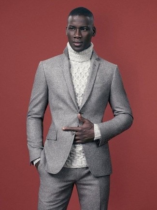 Pullover kombinieren – 489 Elegante Frühling Herren Outfits: Kombinieren Sie einen Pullover mit einem grauen Wollanzug für eine klassischen und verfeinerte Silhouette. In der Übergangszeit ist dieser Look ideal.